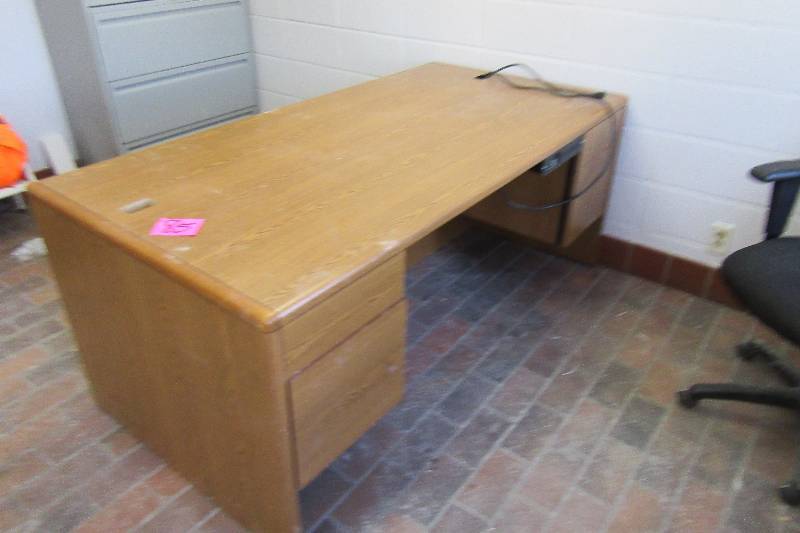 Simulated wood desk. .Nice shape. One drawer locked