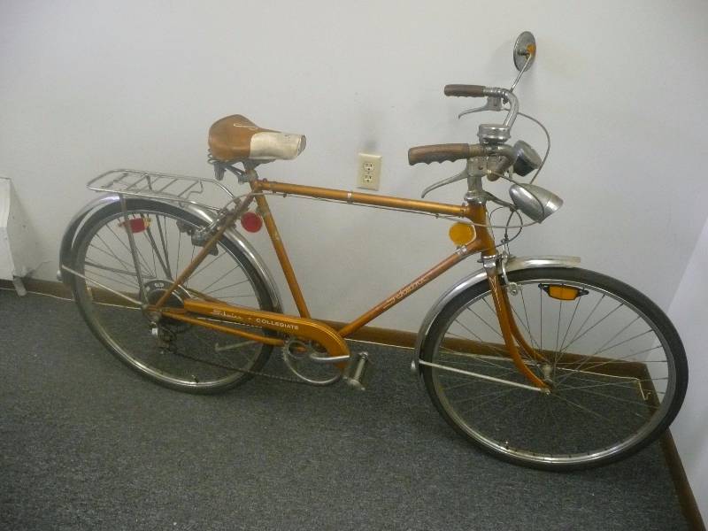 lot 9 image: Vintage Schwinn Mens Collegiate 5 speed Coppertone Bicycle - Cruiser - Appears To Be In Original Condition - See Pictures