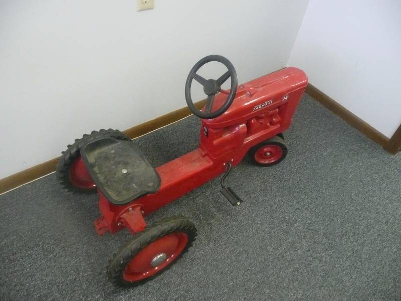 lot 19 image: Farmall Scale Models Dyersville Iowa USA Pedal Tractor - Very Cool - See Pictures