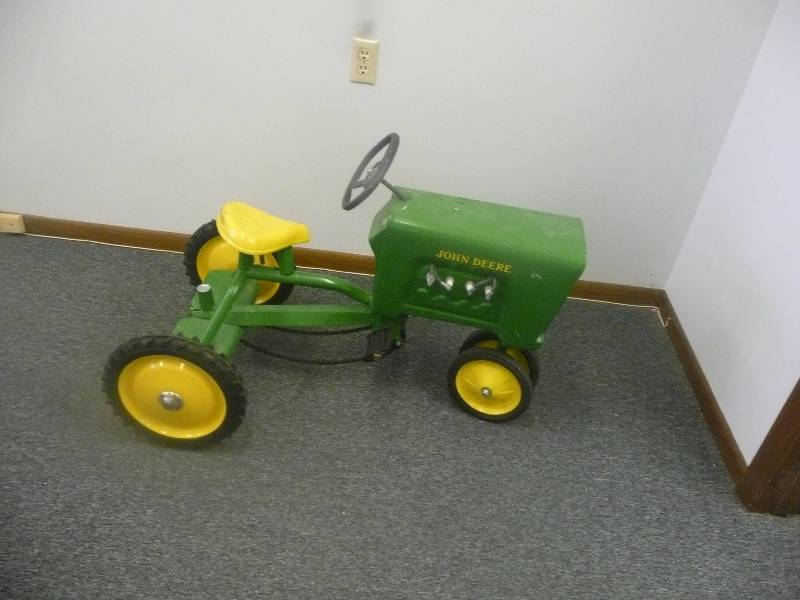 lot 21 image: John Deer Pedal Tractor - Nice Piece - See Pictures