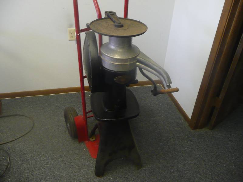 lot 25 image: Arcade Cast Iron Cream Separator Mccormick Deering All Arcade Cast Iron Cream Separator - See Pictures