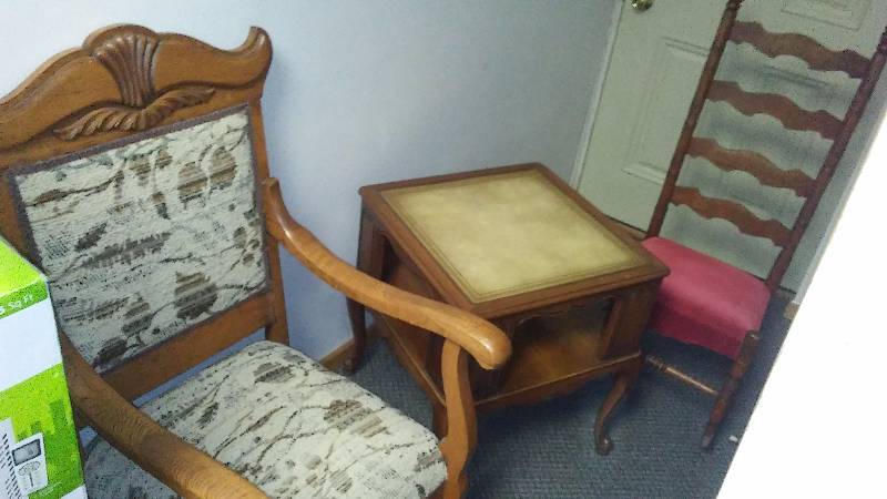 Vintage Rocker and Throne arm chair with side table, Great Condition