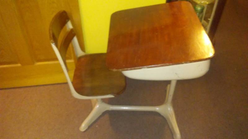 vintage wood & metal school desk - Jr. high size.