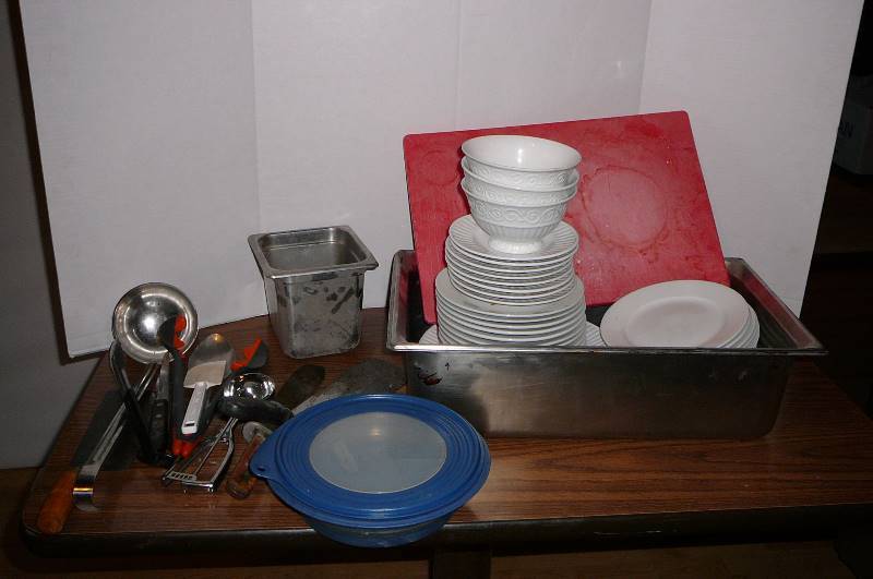 lot 13 image: NSF Pan, Kitchen utensils, Bowls