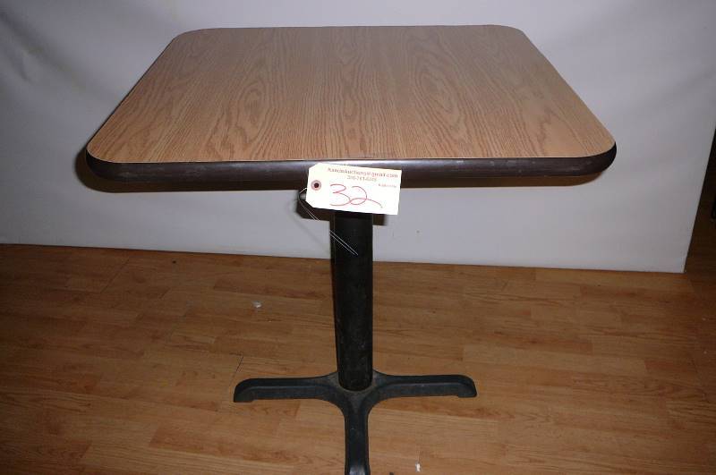 lot 32 image: Table