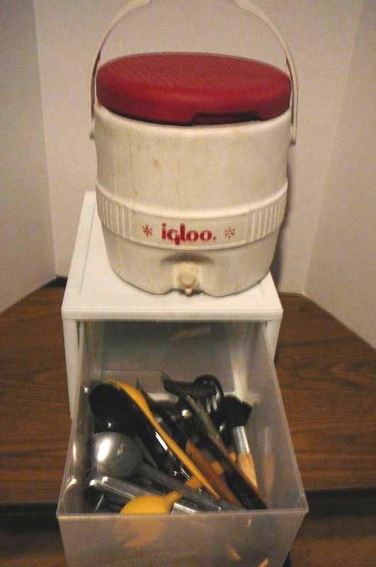 lot 38 image: Igloo cooler Utensils, Knives