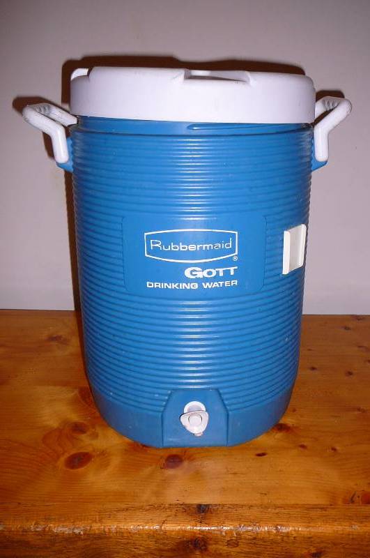 lot 104 image: Rubbermaid 5 gal cooler