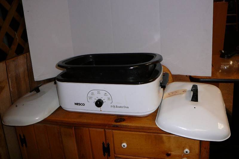 lot 323 image: Roaster Oven 18 qt Nesco