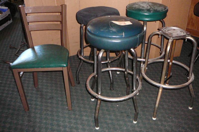 lot 158 image: 3 bar stools