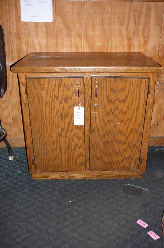 lot 173 image: Oak Wooden cupboard