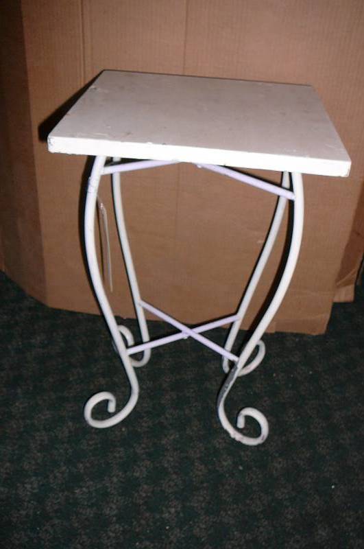 lot 183 image: Metal plant Stand