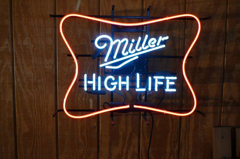 lot 194 image: Neon Miller High Life Beer Sign