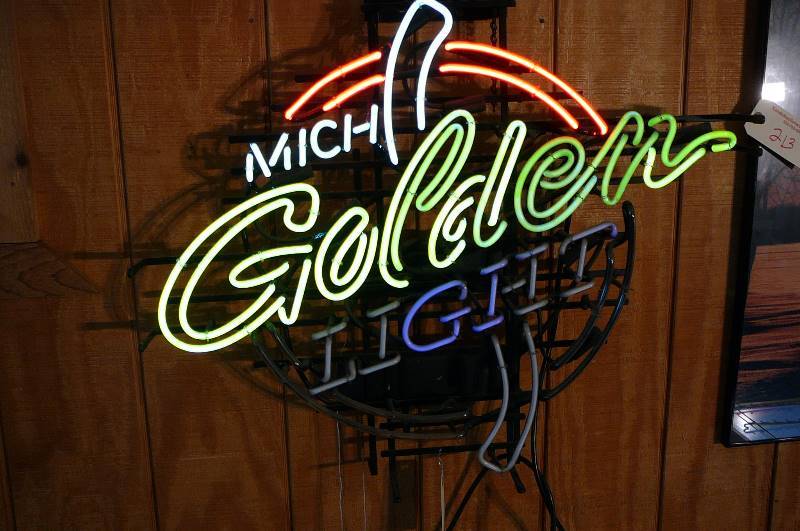 lot 212 image: Neon Michelob Golden Light