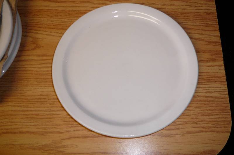 lot 347 image: Dinner Plates 20 count Delco