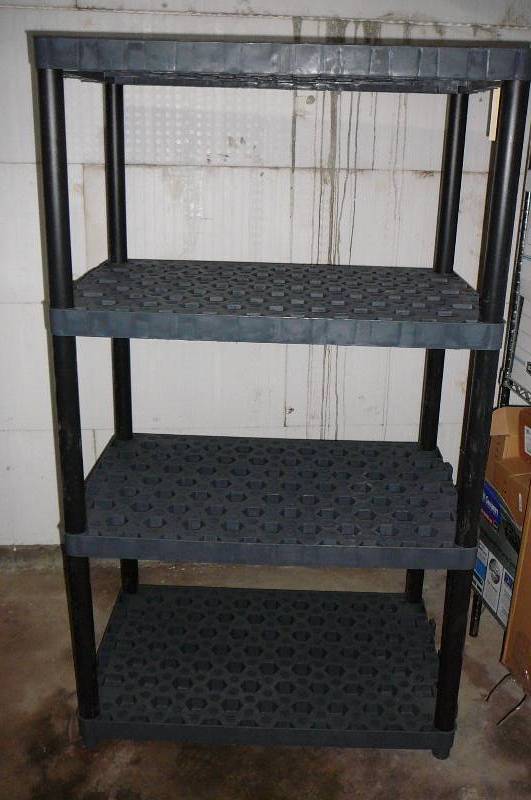 lot 381 image: Rubbermaid Rack