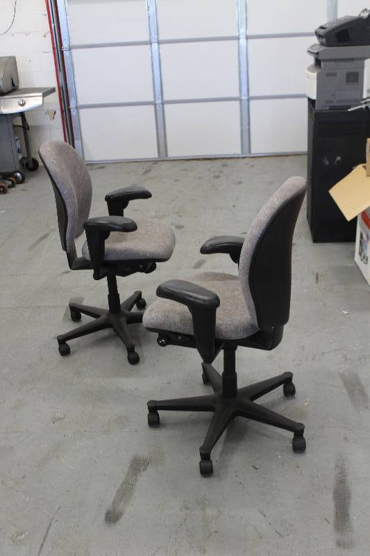 lot 48 image: Lot of (2) Padded Rolling Office Chairs