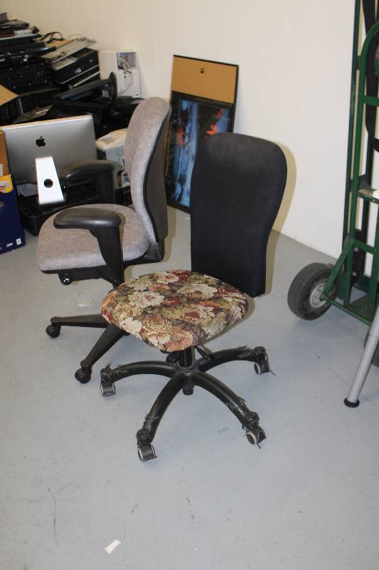 lot 49 image: Lot of (2) Padded Rolling Office Chairs