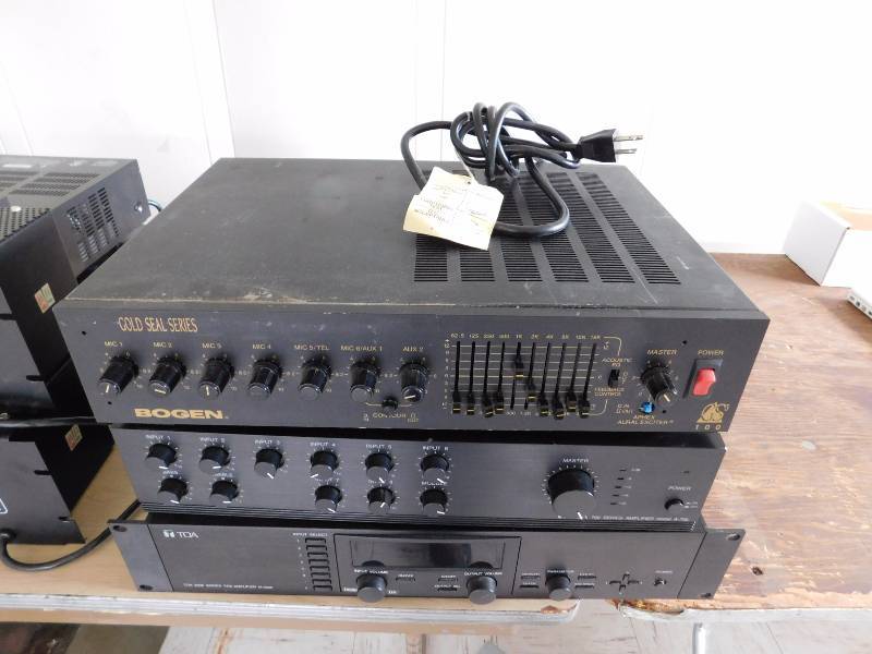 lot 7 image: 3 - Amplifiers Bogen 100, TOA A-706, TOA M-9000