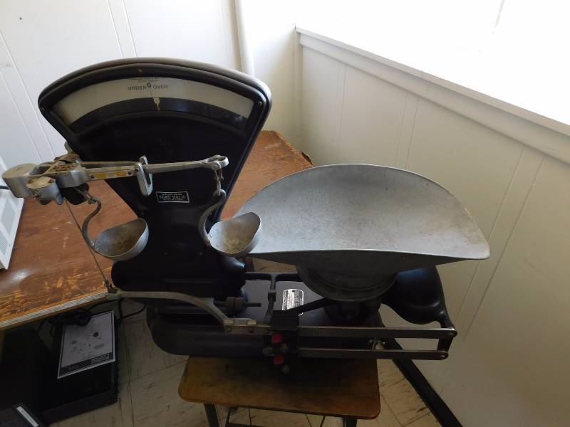 lot 17 image: 40lb Antique Scale by Toledo Scale Company, Model #4655 EE