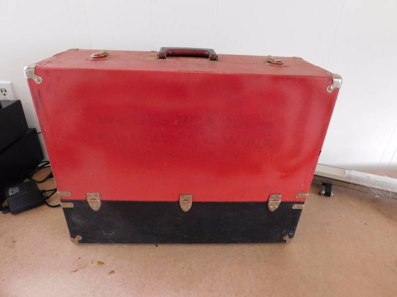 lot 36 image: Vintage Portable Tube Case, Includes RCA Tube Contents