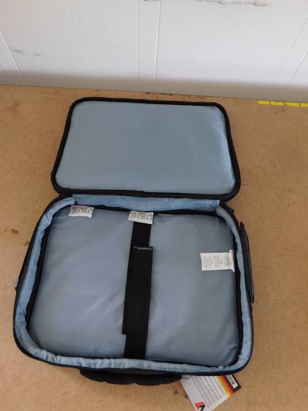lot 38 image: Box of 7 Vantage Laptop Bags with Adjustable Strap