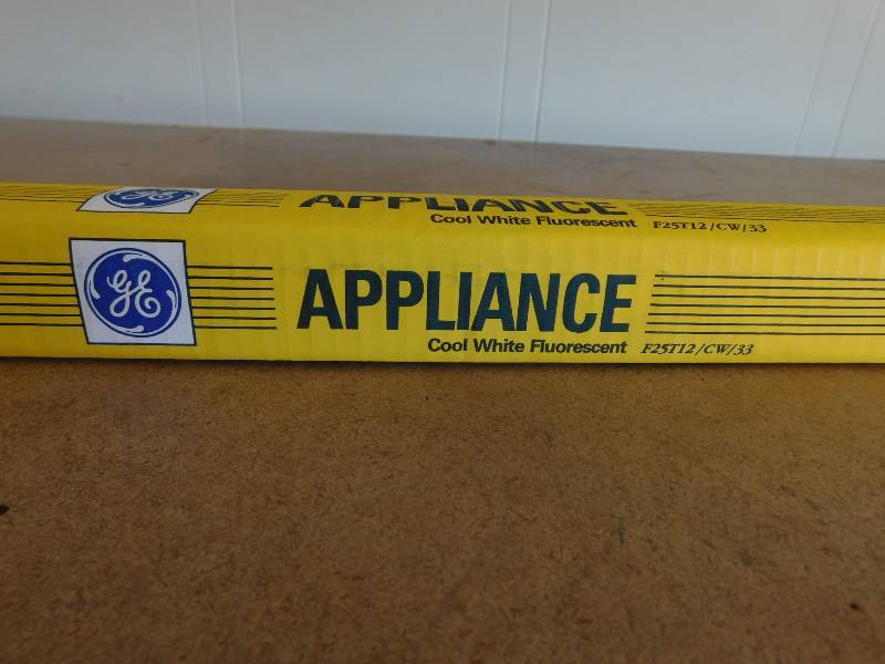 lot 54 image: Pallet of GE Cool White Fluorescent Light Bulbs