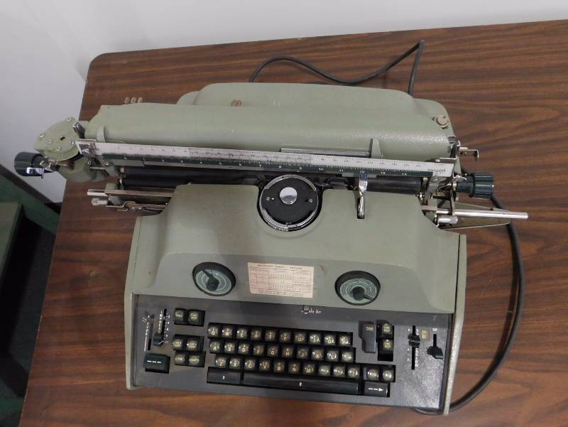 lot 64 image: Vintage Varityper Type Writer 1010