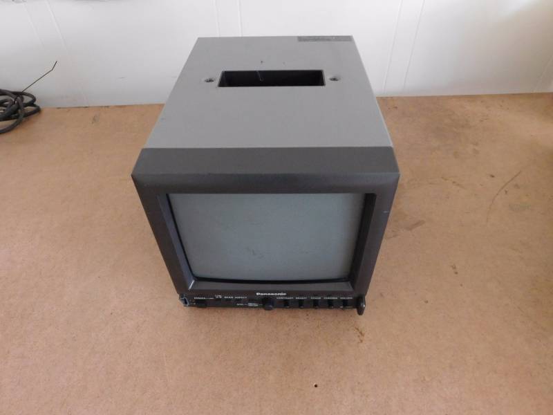 lot 82 image: Panasonic 8.5 TV, Model # BT-S915A