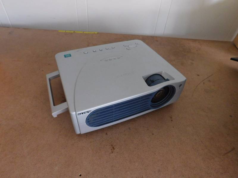 lot 84 image: Sony VPL-CS10 Projector