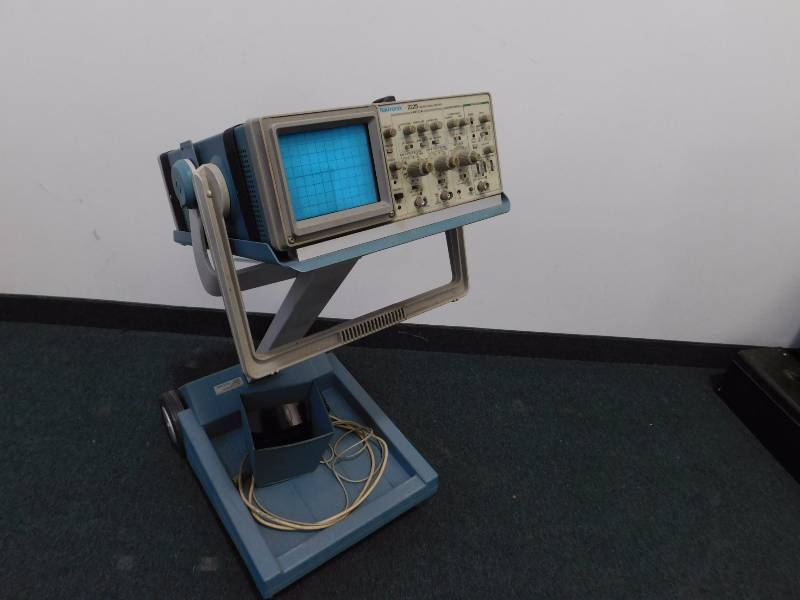 lot 137 image: Tektronix K212 Portable Instrument Cart with Tektronix 2225 Oscillioscope