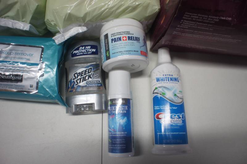 lot 321 image: (Lot of 8) Bathroom Items