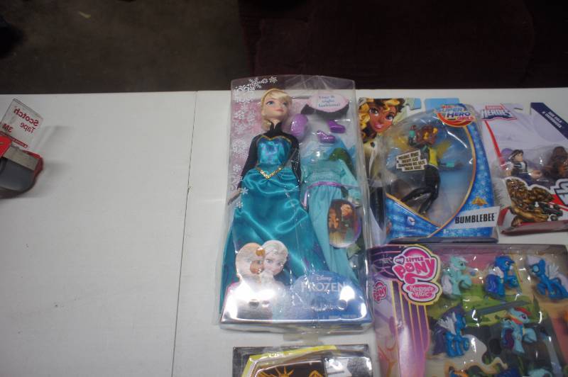lot 340 image: (Lot of 6) Assorted Figures
