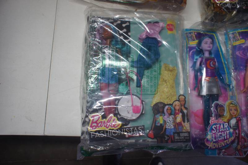 lot 341 image: (Lot of 5) Assorted Figures