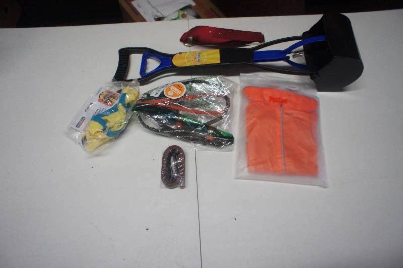 lot 359 image: (Lot of 7) Dog Supplies