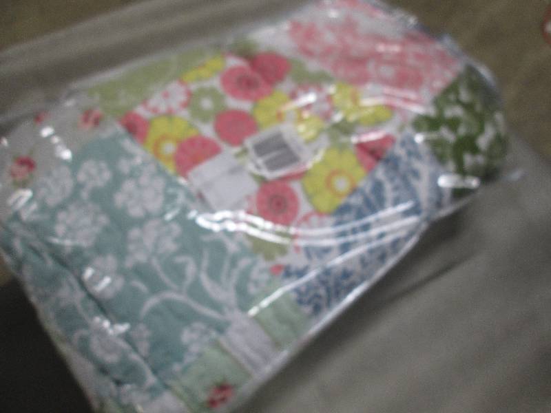 Qulited Bedspread open box returns ...