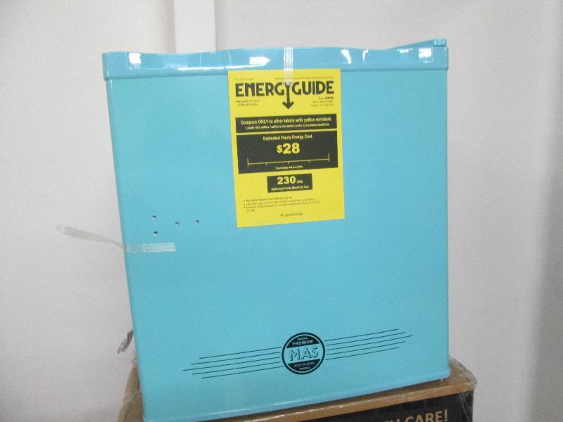 1.6 Cu. Ft. Retro Fridge by MAS ope...