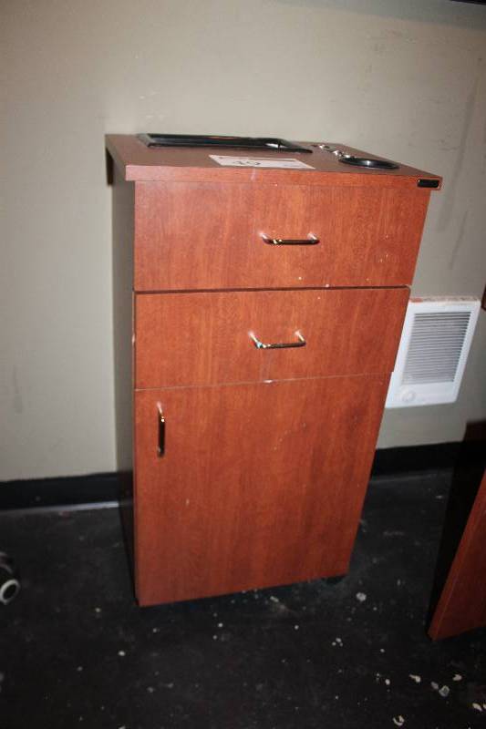 lot 49 image: Collins 4-Wheel 2-Drawer 1-Door Salon Cart