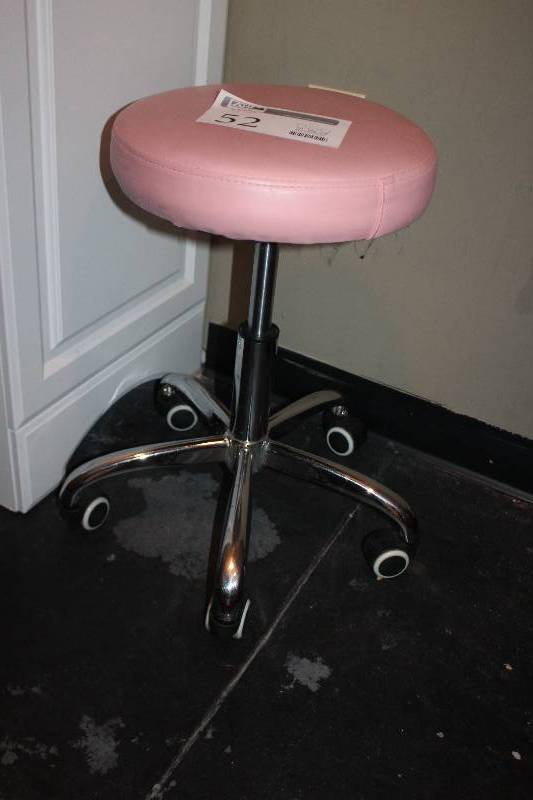 lot 52 image: 6-Wheel Stool