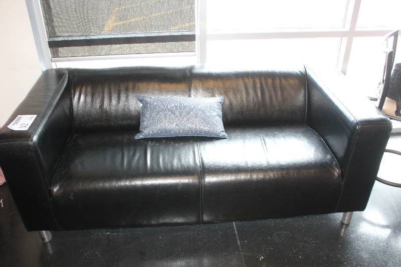 lot 32 image: Couch