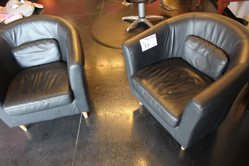 lot 33 image: Lot of (2) Padded Lobby Chairs