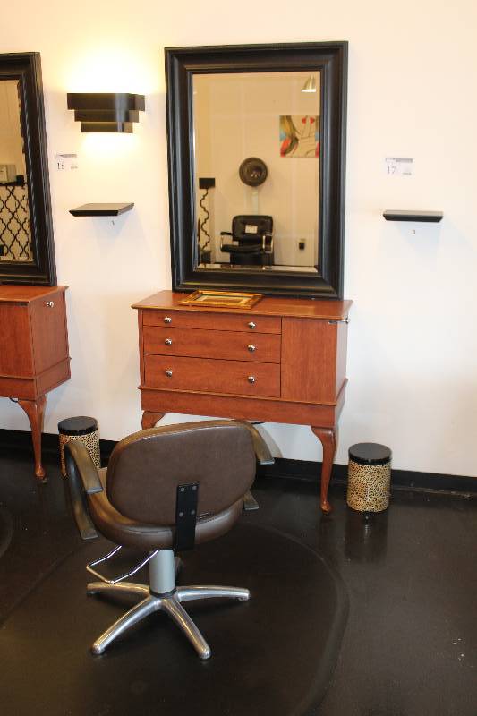 lot 17 image: Station 1 Includes Salon Chair, Floor Pad, Mirror, Table, Shelf Light, Garbage Can Mirror - 33x45in., Table - 38x16x38in.