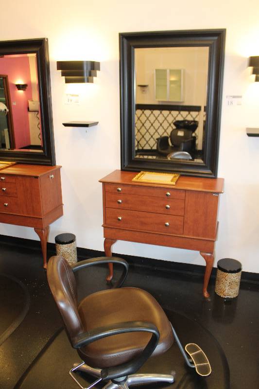 lot 18 image: Station 2 Includes Salon Chair, Floor Pad, Mirror, Table, Shelf Light, Garbage Can Mirror - 33x45in., Table - 38x16x38in.