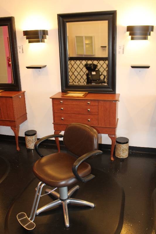 lot 19 image: Station 3 Includes Salon Chair, Floor Pad, Mirror, Table, Shelf Light, Garbage Can Mirror - 33x45in., Table - 38x16x38in.