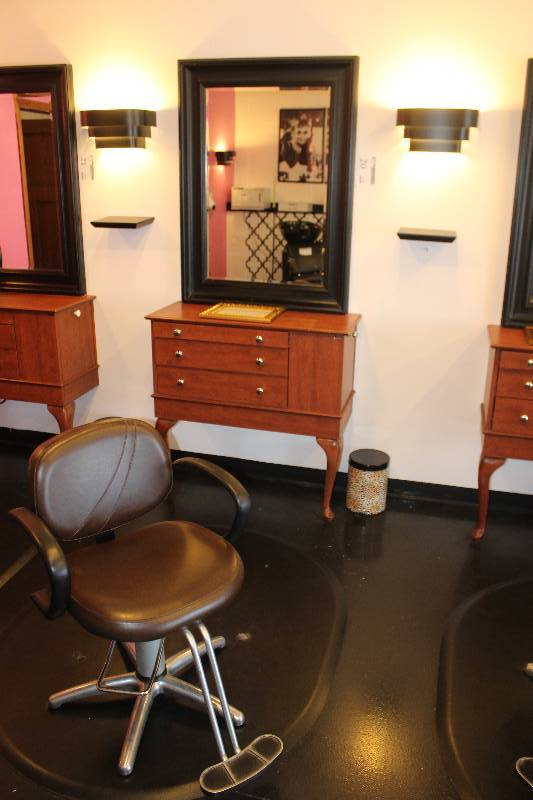 lot 20 image: Station 4 Includes Salon Chair, Floor Pad, Mirror, Table, Shelf Light, Garbage Can Mirror - 33x45in., Table - 38x16x38in.