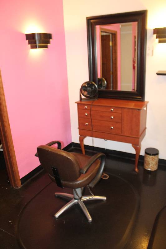 lot 21 image: Station 5 Includes Salon Chair, Floor Pad, Mirror, Salon Table, Shelf Fan, Garbage Can Mirror - 33x45in., Table - 38x16x38in.