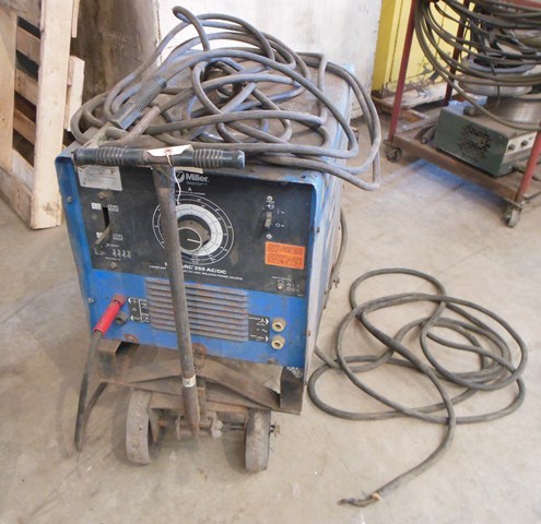 lot 4 image: Miller Dialarc 250 Arc Welder