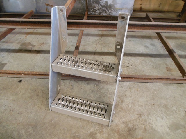 lot 71 image: Frame Mounted Aluminum Steps