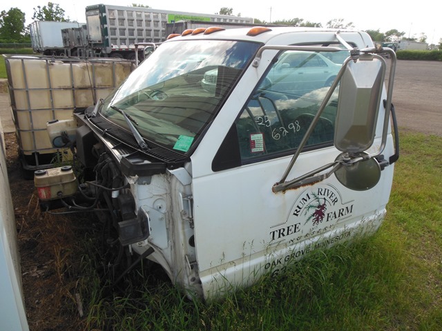 lot 87 image: 1998 Chevrolet C6500 cab  white