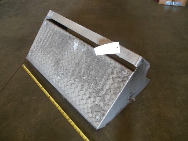 lot 93 image: Peterbilt Battery Box Cover  Step - Diamond Plate Aluminum