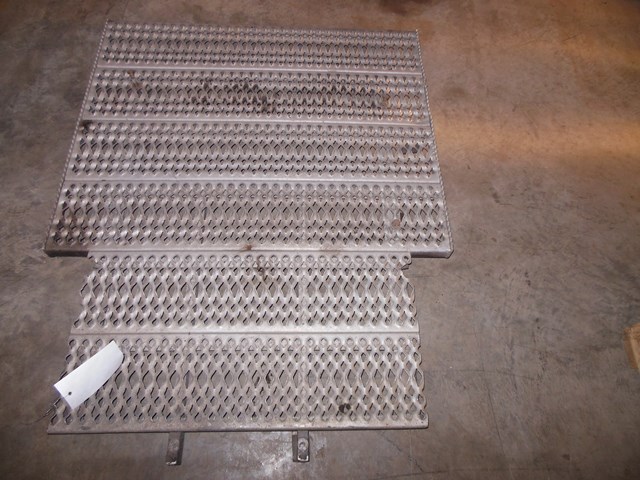 lot 101 image: Modified Peterbilt Deck Plate